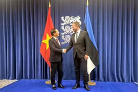 Deputy Prime Minister and Minister of Foreign Affairs Bui Thanh Son (left) meets with Estonian Minister of Foreign Affairs Margus Tsahkna in Tallinn on June 6. (Source: VNA)
