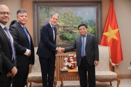 Deputy Prime Minister Nguyen Chi Dung (R) and CEO of International Beverages and Executive Vice President of PepsiCo Global Eugene Willemsen at the meeting in Hanoi on July 4 (Photo: baochinhphu.vn)