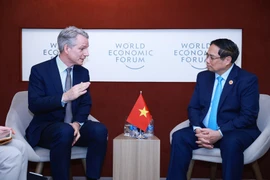 PM Pham Minh Chinh (R) meets with Peter Körte, a member of the Managing Board and Chief Technology Officer and Chief Strategy Officer at Siemens AG in Tianjin on June 25. (Photo: VNA)