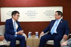 Prime Minister Pham Minh Chinh (R) receives President of the Economic Research Institute for ASEAN and East Asia (ERIA) Professor Tetsuya Watanabe on June 25. (Photo: VNA)