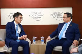 Prime Minister Pham Minh Chinh (R) receives President of the Economic Research Institute for ASEAN and East Asia (ERIA) Professor Tetsuya Watanabe on June 25. (Photo: VNA)