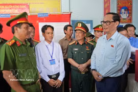 NA Vice Chairman Tran Quang Phuong (first, right) examines election preparations at Polling Station No. 1 in Kenh Dao hamlet, Dat Mui commune, Ca Mau province, on March 9. (Photo: VNA)