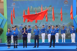 Deputy PM Pham Thi Thanh Tra (front, third from left) and representatives of the Ho Chi Minh Communist Youth Union Central Committee at the launch of the Youth Month and the 2026 spring tree planting festival on February 28 (Photo: VNA)