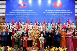 Party General Secretary To Lam and his spouse, together with Party General Secretary and President of Laos Thongloun Sisoulith and his spouse, present flowers to artists at the banquet. (Photo: VNA)