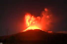 Mount Lewotobi Laki-laki erupts on August 1, 2025. (Photo: Xinhua/VNA)