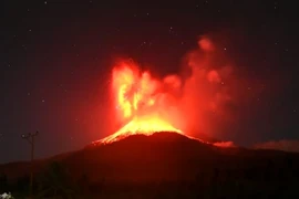 Mount Lewotobi Laki-laki erupts on August 1, 2025. (Photo: Xinhua/VNA)