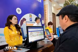 A man tries online public services at the Hoan Kiem Central Post Office in Hanoi. (Photo: VNA)