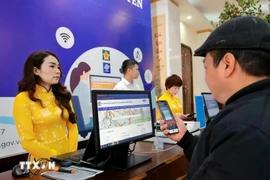 A man tries online public services at the Hoan Kiem Central Post Office in Hanoi. (Photo: VNA)