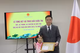 Kim Tra My (left), a contestant, receives a certificate from the Vietnamese Embassy in Japan. (Photo: VNA)