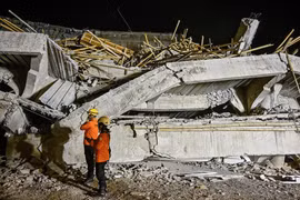 Indonesia: Numerous students trapped in Islamic school building collapse