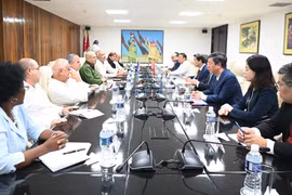 The meeting between the delegation from the Scientific Council of the Communist Party of Vietnam commissions and Roberto Morales Ojeda, Politburo member, Permanent Member of the Secretariat of the Communist Party of Cuba Central Committee, and head of its Organisation Commission (Photo: VNA)