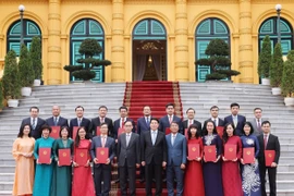 State President Luong Cuong, leaders of the Ministry of Foreign Affairs, and the newly appointed ambassadors at the ceremony on January 16 (Photo: VNA)