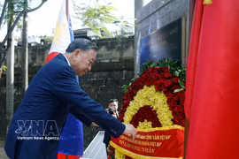 Party General Secretary and State President To Lam lays a wreath at the President Ho Chi Minh monument in the ASEAN Garden in Intramuros Old Town, Manila, on May 31 afternoon. (Photo: VNA)