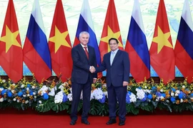PM Pham Minh Chinh (right) meets with Chairman of the Russian State Duma Vyacheslav Volodin in Hanoi on September 29, 2025. (Photo: VNA)