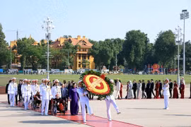 Delegates to the 11th National Patriotic Emulation Congress visit President Ho Chi Minh’s Mausoleum in Hanoi on December 26. (Photo: VNA)