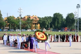 Delegates to the 11th National Patriotic Emulation Congress visit President Ho Chi Minh’s Mausoleum in Hanoi on December 26. (Photo: VNA)