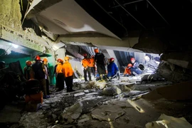 Rescuers work at the scene of the Islamic school building collapse in East Java province, Indonesia. (Photo: Xinhua/VNA)