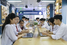 Students of the Nguyen Hue High School in Yen Bai ward, Lao Cai province, learn at a STEM classroom. (Photo: VNA)