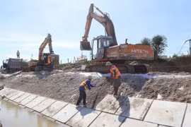 Construction work on an embankment in Khanh Hoa Ppovince. The newly-founded working groups will manage infrastructure construction, promote growth and accelerate disbursement of public investment capital. (Photo: VNA)