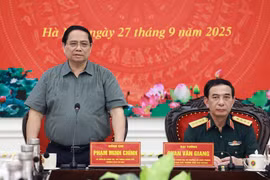 Prime Minister Pham Minh Chinh speaks at the meeting with the Central Military Commission and the Ministry of National Defence on September 27. (Photo: VNA)