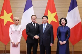 Vietnamese President Luong Cuong, French President Emmanuel Macron and their spouses at the banquet in Hanoi on May 26 (Photo: VNA)