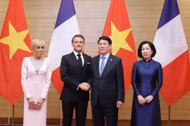 Vietnamese President Luong Cuong, French President Emmanuel Macron and their spouses at the banquet in Hanoi on May 26 (Photo: VNA)