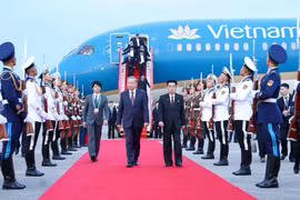 Party General Secretary To Lam is welcomed at Pyongyang International Airport on October 9 morning. (Photo: VNA)
