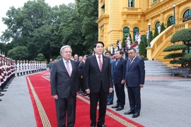 Vietnamese President Luong Cuong hosts the official welcome ceremony for UN Secretary-General Antonio Guterres in Hanoi on October 24. (Photo: VNA)