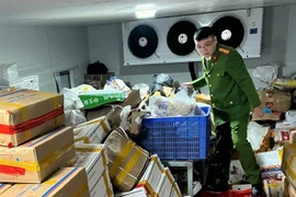 The police conduct an unscheduled inspection at a frozen food processing and trading facility in the outskirts of Hanoi. (Photo: VNA)