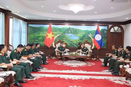 The meeting between Vietnamese Deputy Minister of National Defence Lt. Gen. Nguyen Van Hien and Lao Minister of National Defence Sen. Lt. Gen. Khamlieng Outhakaysone in Vientiane on July 10 (Photo: VNA)