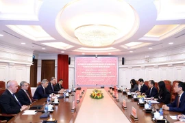 The talks between Chief Justice of the Supreme People’s Court of Vietnam Nguyen Van Quang and Chief Justice of the Supreme Court of Azerbaijan Inam Imdad Karimov in Hanoi on December 2 (Photo: VNA)