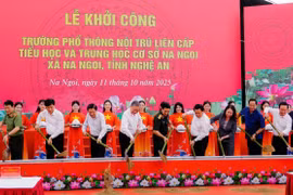 Party General Secretary To Lam (front, fourth from left) and officials mark the start of construction on the Na Ngoi Primary and Junior Secondary Boarding School in Na Ngoi commune, Nghe An province, on October 11, 2025. (Photo: VNA)