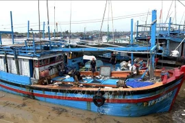 Fishermen in the Dong Tac fishery port of Phu Yen ward, Dak Lak province, prepare for a new trip after storm. (Photo: VNA)