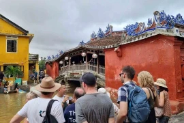 Foreign tourists visit Hoi An Ancient Town in Da Nang city on November 1, 2025, shortly after floodwaters recede. (Photo: thanhnien.vn)