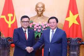Prof. Dr Nguyen Xuan Thang (right), Politburo member, President of the Ho Chi Minh National Academy of Politics (HMCA) and Chairman of the Central Theory Council, meets with Dr Ace Hasan Syadzily, Governor of the National Resilience Institute (Lemhannas) of Indonesia, in Hanoi on November 11. (Photo: VNA)