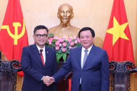 Prof. Dr Nguyen Xuan Thang (right), Politburo member, President of the Ho Chi Minh National Academy of Politics (HMCA) and Chairman of the Central Theory Council, meets with Dr Ace Hasan Syadzily, Governor of the National Resilience Institute (Lemhannas) of Indonesia, in Hanoi on November 11. (Photo: VNA)