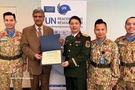 Harinder Sood (second, left), head of the Integrated Training Service under the UN Department of Peace Operations, presents the certificate recognising the UN Staff Officers Course of Vietnam as meeting the UN's pre-deployment training standards. (Photo: Vietnam Department of Peacekeeping Operations)
