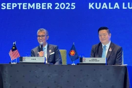 Malaysian Minister of Investment, Trade and Industry Zafrul Aziz (left) and ASEAN Secretary-General Kao Kim Hourn at the press conference in Kuala Lumpur on September 26, 2025. (Photo: VNA)