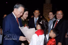 Party General Secretary and State President To Lam and his spouse Ngo Phuong Ly are welcomed by representatives of the Vietnamese Embassy and community in Singapore at Changi Airport on early May 29 morning. (Photo: VNA)