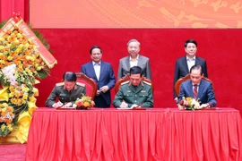 Party General Secretary To Lam, State President Luong Cuong, and Prime Minister Pham Minh Chinh witness the signing of the new regulations on coordination between the Ministries of Public Security, National Defence, and Foreign Affairs on December 6. (Photo: VNA)