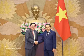 NA Chairman Tran Thanh Man (right) receives Malaysian Ambassador Tan Yang Thai in Hanoi on August 6. (Photo: VNA)