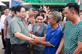PM Pham Minh Chinh visits residents in Binh My commune of An Giang province on July 20. (Photo: VNA)