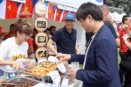 Visitors to the booth of the Vietnamese Embassy at the Embassies Food and Culture Festival held in Prague, the Czech Republic, on June 6 (Photo: VNA)
