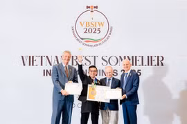 Nguyen Huu Toan (black suit) from Da Nang city was crowned champion of the inaugural competition. (Photo: VNS/VNA)
