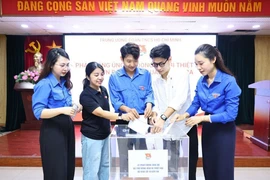 Cadres of the Ho Chi Minh Communist Youth Union Central Committee donate to support Typhoon Bualoi victims. (Photo: VNA)