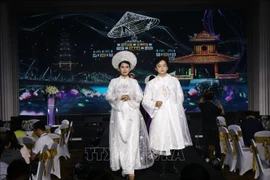 An ao dai performance at the conference (Photo: VNA) 