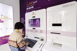 The reduction of bank staff will continue to be strong in 2025, as banks are promoting digital transformation and restructuring operations to improve cost management efficiency. (Photo: vnbusiness.vn)