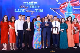 PM Pham Minh Chinh together with VNA leaders, reporters, and award winners at the ceremony in Hanoi on June 21. (Photo: VNA)
