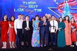 PM Pham Minh Chinh together with VNA leaders, reporters, and award winners at the ceremony in Hanoi on June 21. (Photo: VNA)