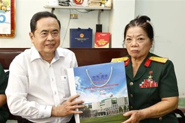 NA Chairman Tran Thanh Man presents a gift to Hero of the People's Armed Forces and former member of the Can Tho special force Nguyen Thi Van in An Binh ward, Ninh Kieu district, Can Tho city, on April 26. (Photo: VNA)
